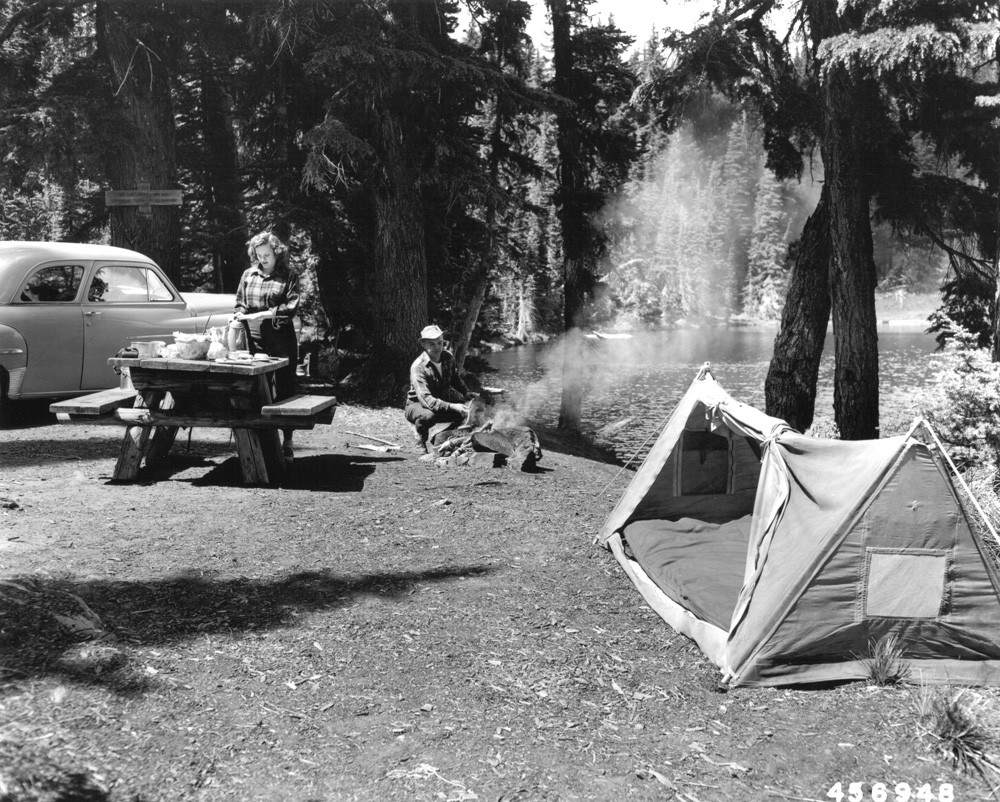 Go camping лагерь. Винтажный Винтажная для кемпинга. История палатки. Ретро кемпинг нудистки. Плед винтажный для кемпинга.