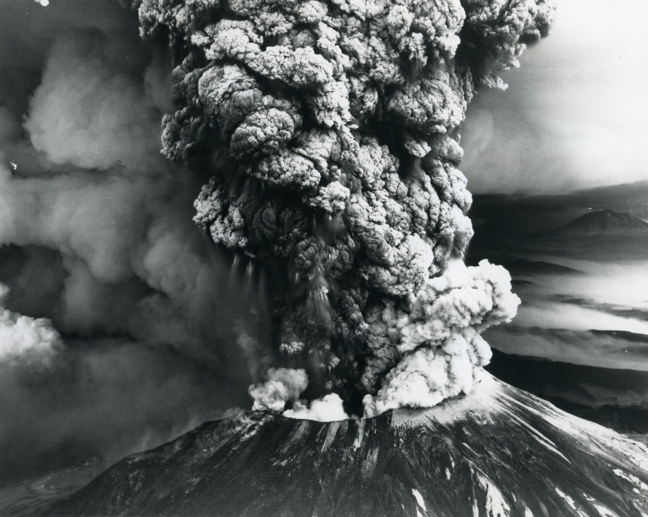 Mount St. Helens erupting 1980.
